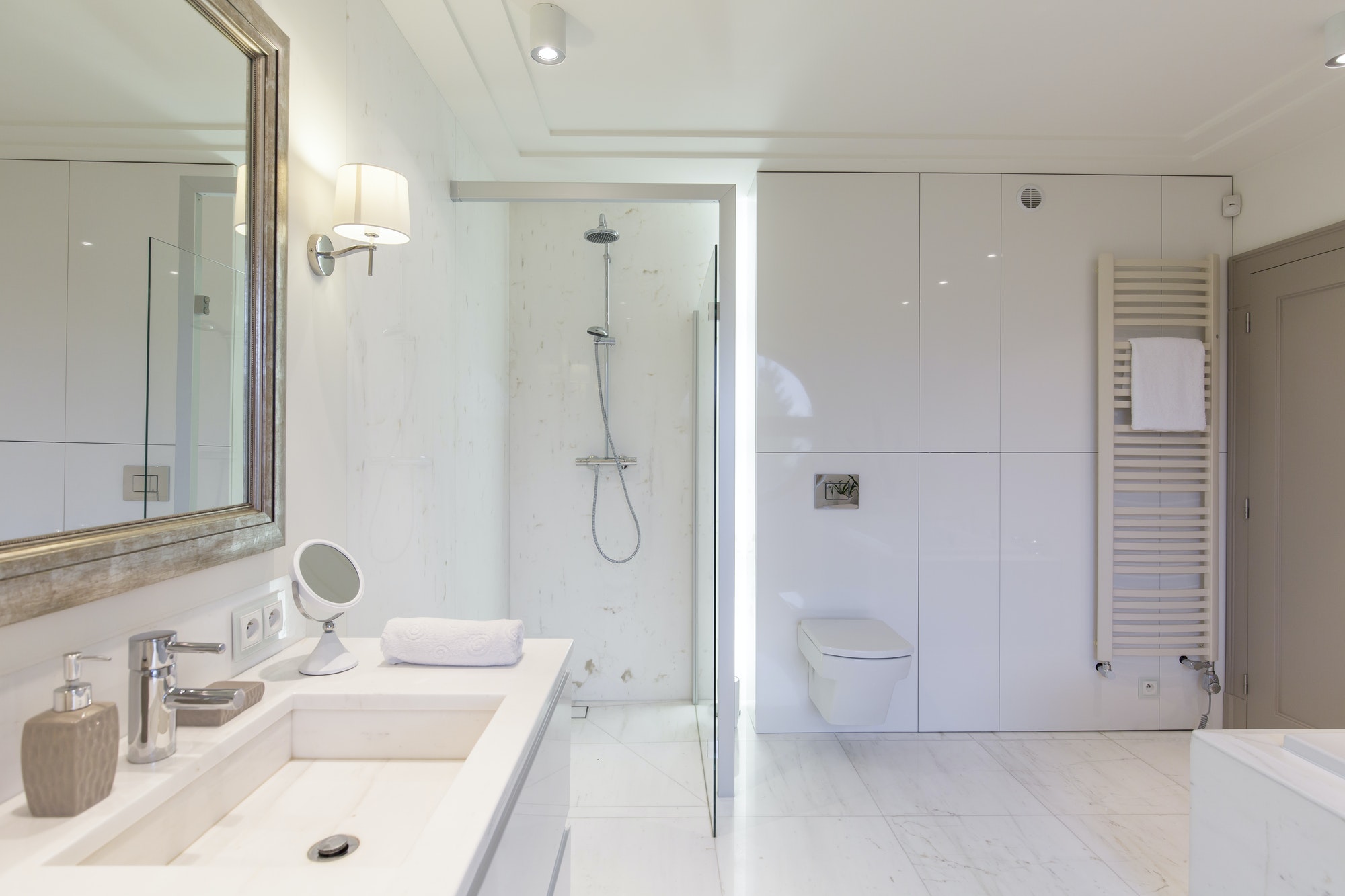 Reforma Integral Baño Baño moderno con cabina de ducha y mampara
